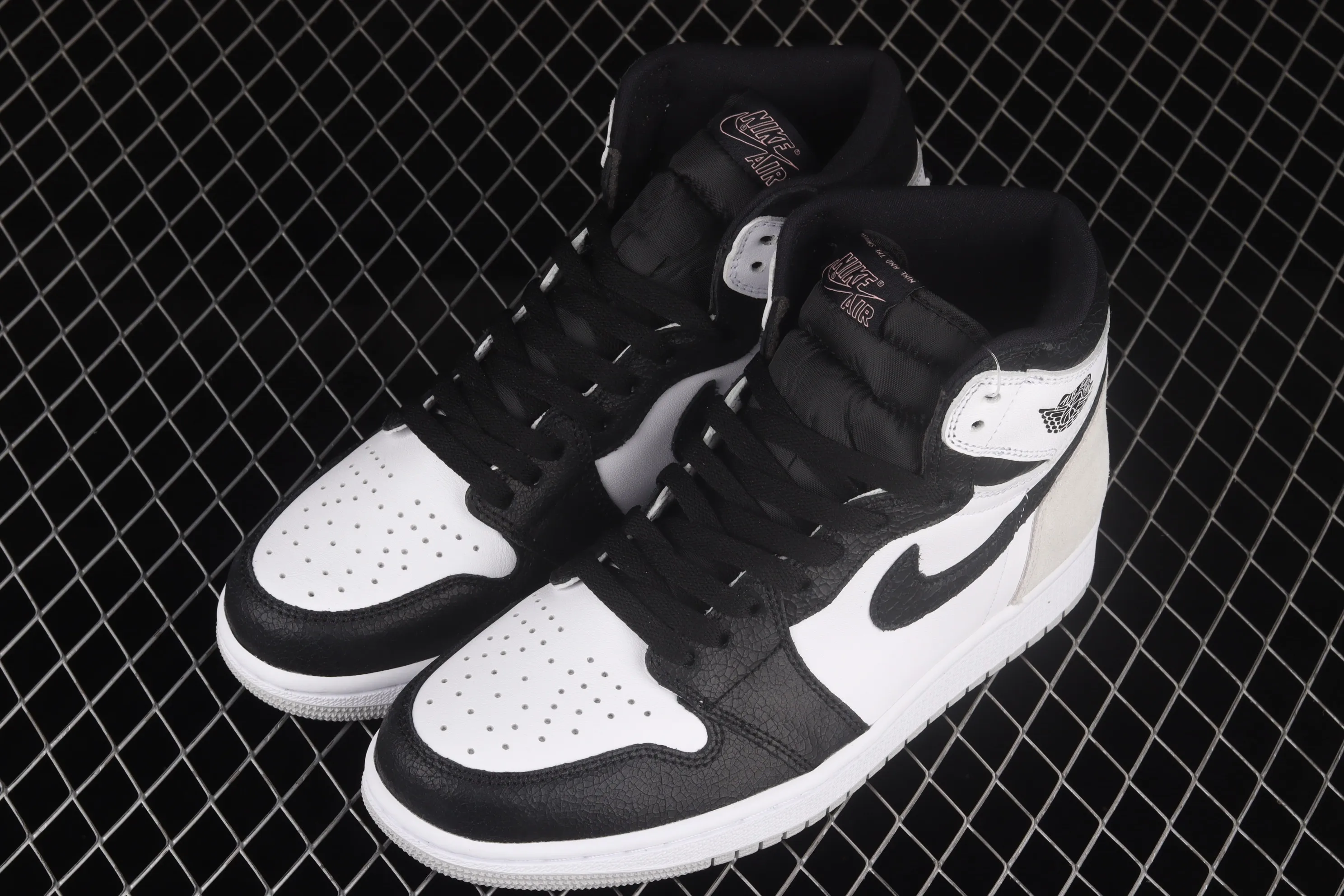 All categories Air Jordan Jordan series basketball shoes Air Jordan 1 High L version Air Jordan 1 High OG "Stage Haze" AJ1 Joe 1 black and gray toe 555088-108